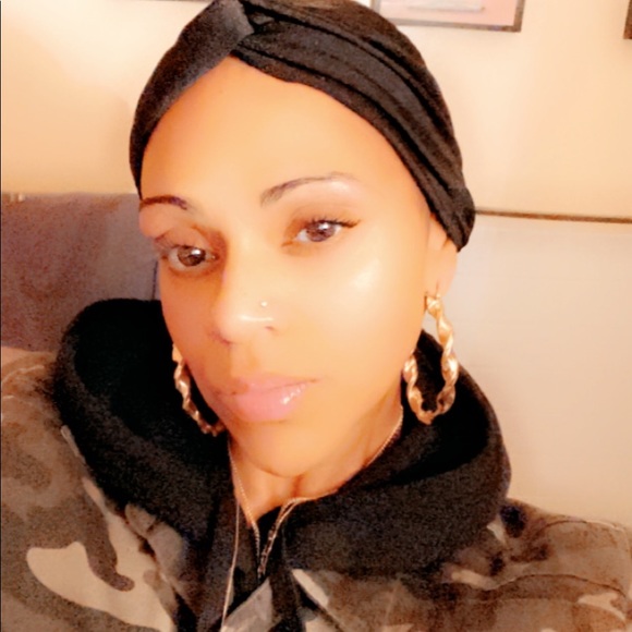 Meet your Posher, Tiffany - Picture 3 of 10